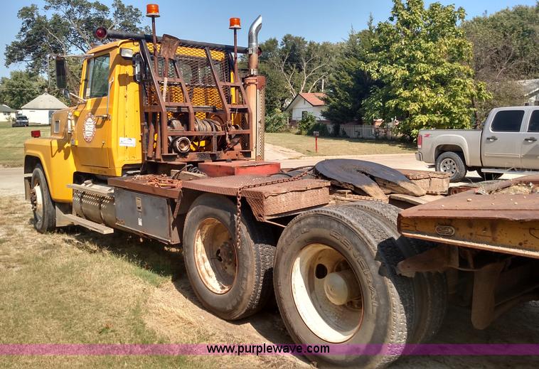 image for item K1172 1987 Ford LTL9000 semi truck