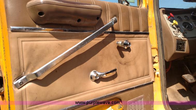 image for item K1172 1987 Ford LTL9000 semi truck