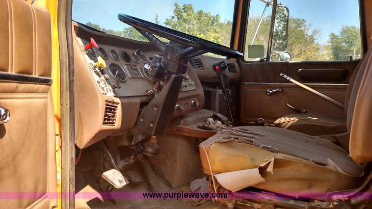 image for item K1172 1987 Ford LTL9000 semi truck