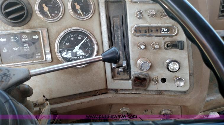 image for item K1172 1987 Ford LTL9000 semi truck