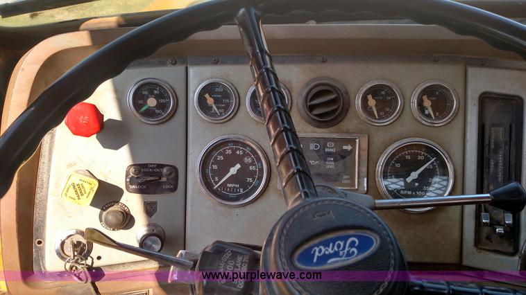 image for item K1172 1987 Ford LTL9000 semi truck