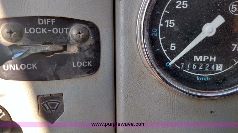 image for item K1172 1987 Ford LTL9000 semi truck