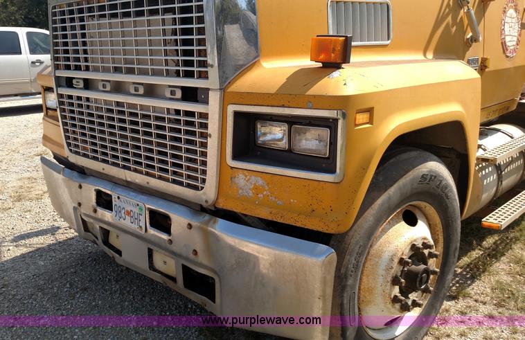 image for item K1172 1987 Ford LTL9000 semi truck