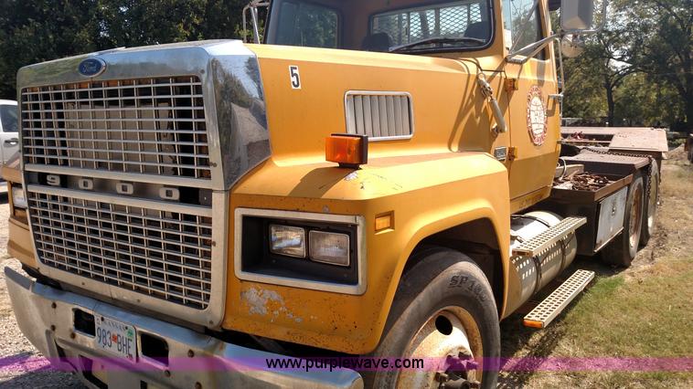 image for item K1172 1987 Ford LTL9000 semi truck
