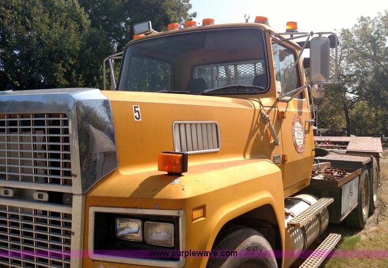image for item K1172 1987 Ford LTL9000 semi truck