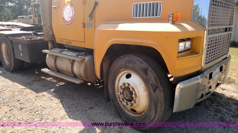 image for item K1172 1987 Ford LTL9000 semi truck