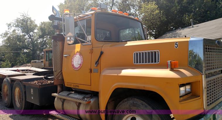 image for item K1172 1987 Ford LTL9000 semi truck