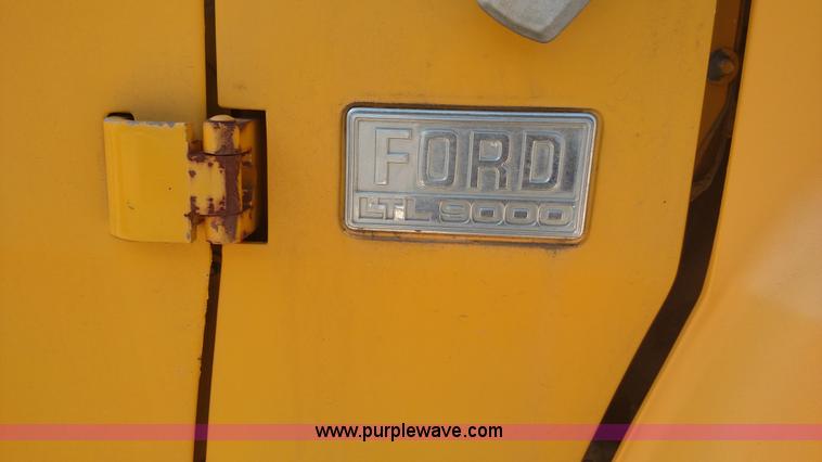 image for item K1172 1987 Ford LTL9000 semi truck