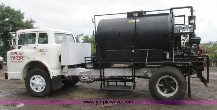image for item K5170 1985 Ford C800 tank truck