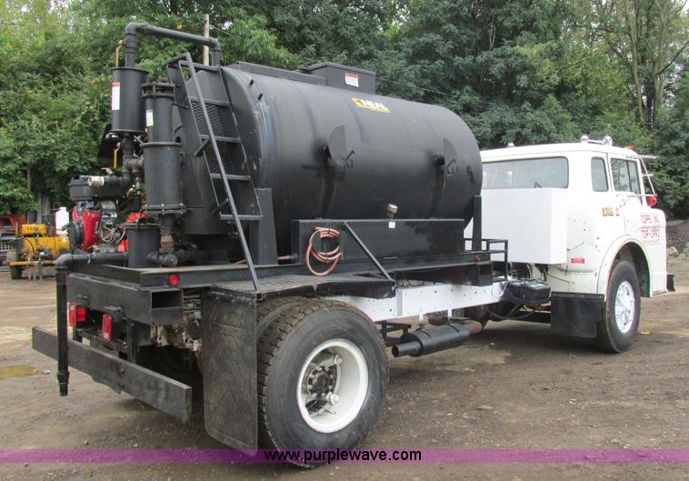 image for item K5170 1985 Ford C800 tank truck