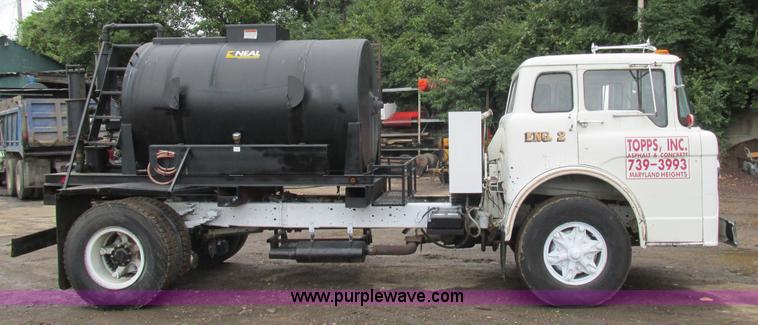 image for item K5170 1985 Ford C800 tank truck