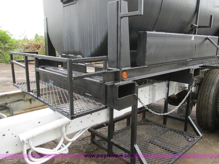 image for item K5170 1985 Ford C800 tank truck