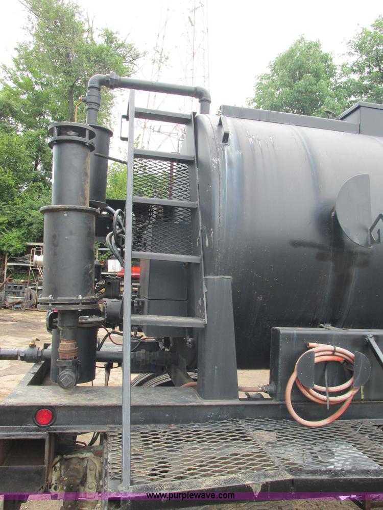 image for item K5170 1985 Ford C800 tank truck