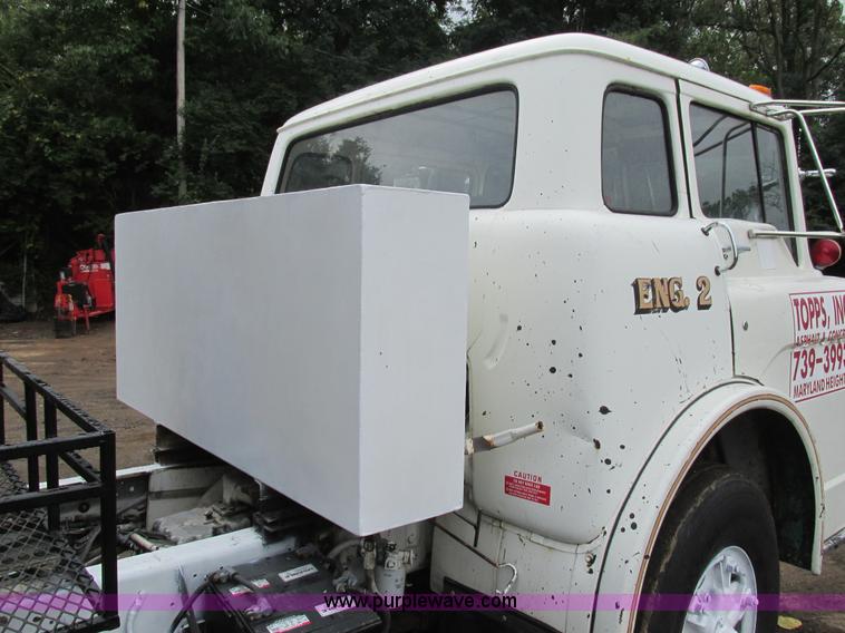 image for item K5170 1985 Ford C800 tank truck