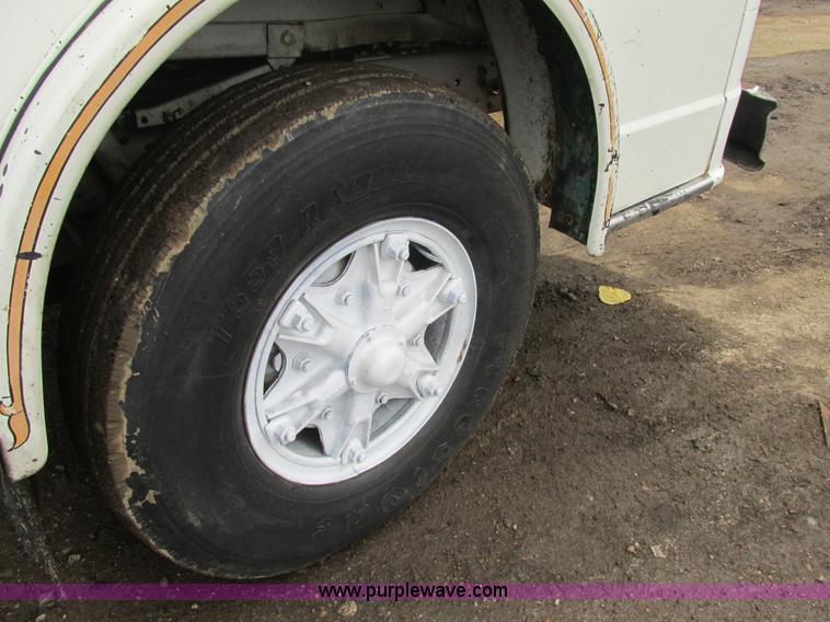 image for item K5170 1985 Ford C800 tank truck