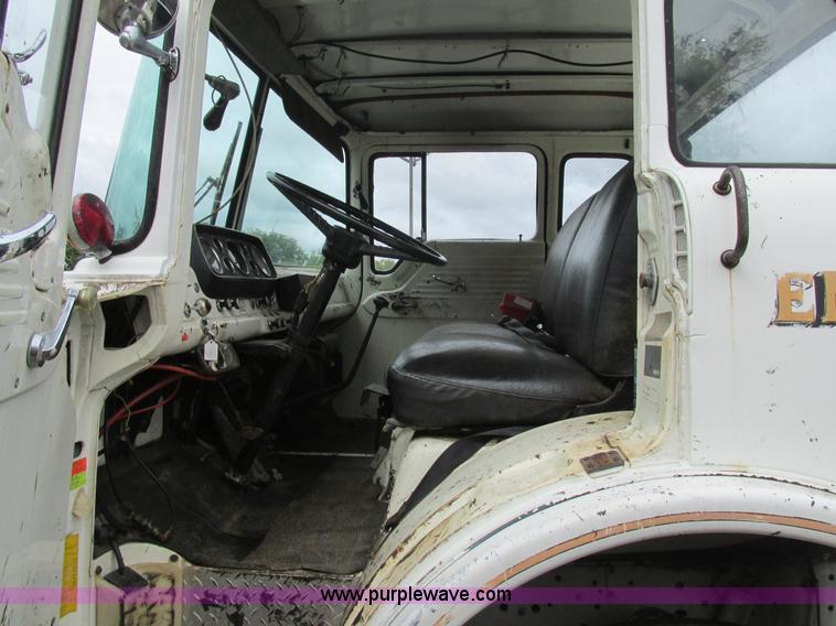 image for item K5170 1985 Ford C800 tank truck