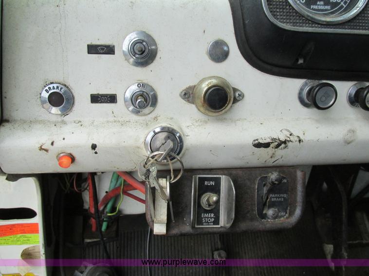 image for item K5170 1985 Ford C800 tank truck