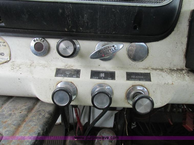 image for item K5170 1985 Ford C800 tank truck