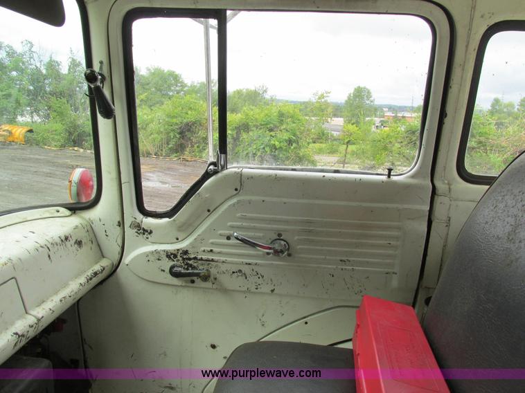 image for item K5170 1985 Ford C800 tank truck