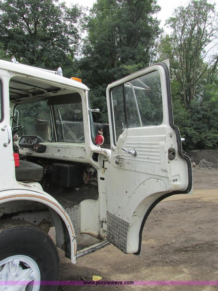 image for item K5170 1985 Ford C800 tank truck