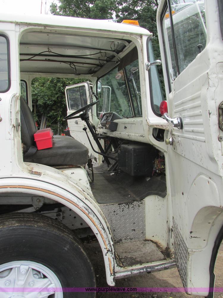 image for item K5170 1985 Ford C800 tank truck