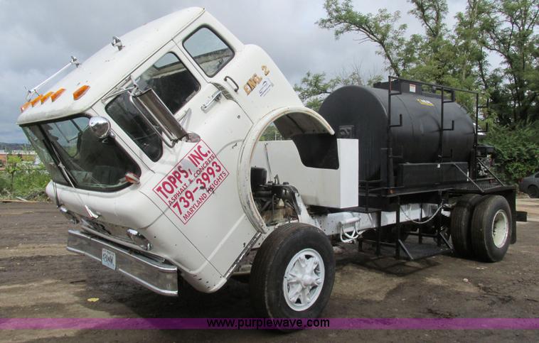image for item K5170 1985 Ford C800 tank truck