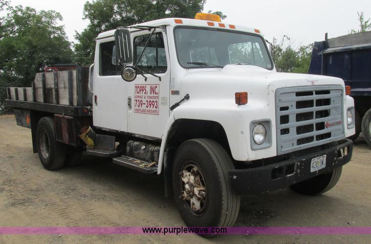 image for item K5174 1989 International 1754 Crew Cab flatbed truck