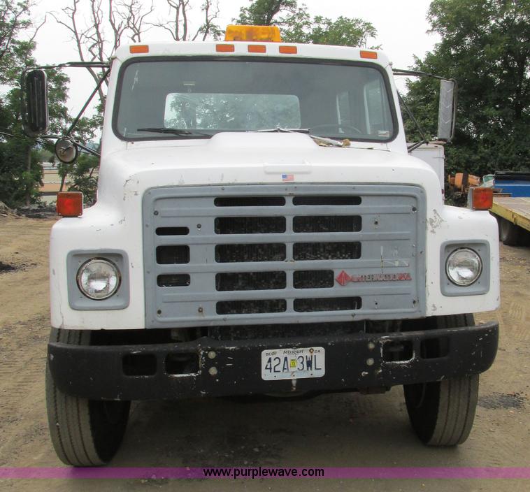 image for item K5174 1989 International 1754 Crew Cab flatbed truck