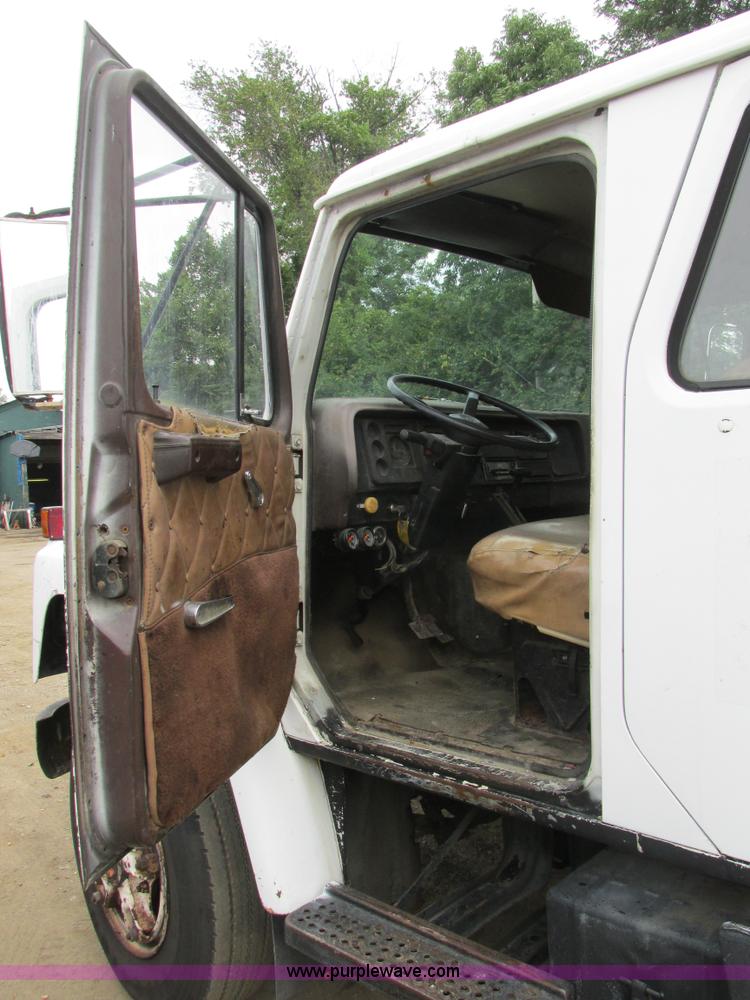 image for item K5174 1989 International 1754 Crew Cab flatbed truck