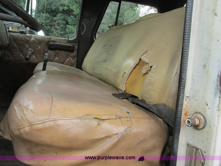 image for item K5174 1989 International 1754 Crew Cab flatbed truck