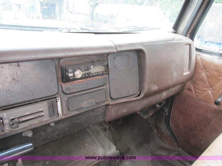 image for item K5174 1989 International 1754 Crew Cab flatbed truck