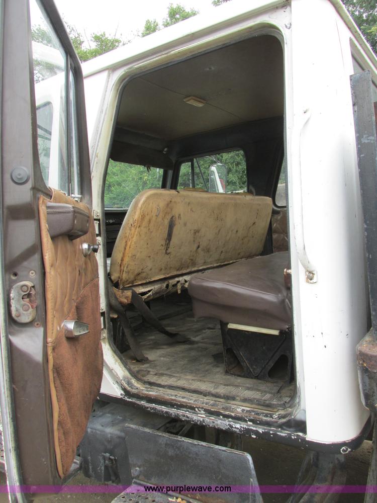 image for item K5174 1989 International 1754 Crew Cab flatbed truck