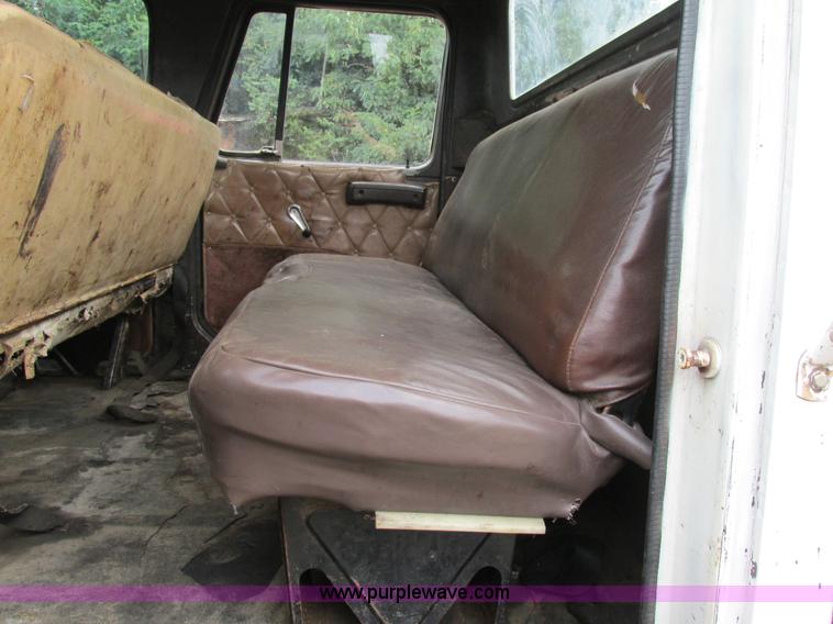 image for item K5174 1989 International 1754 Crew Cab flatbed truck