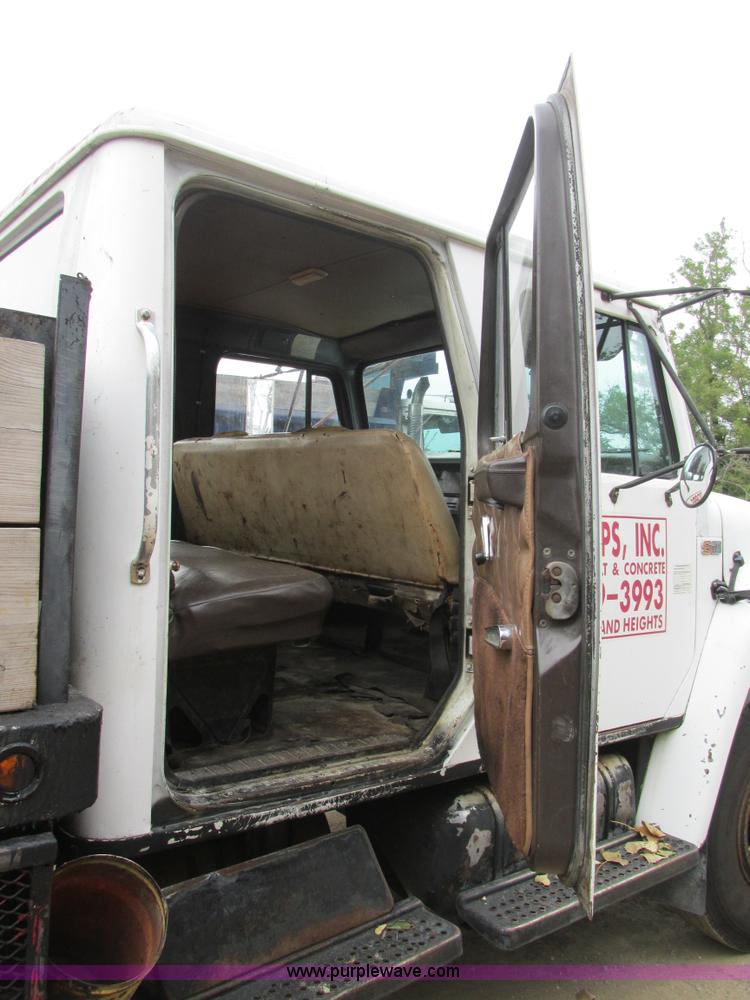 image for item K5174 1989 International 1754 Crew Cab flatbed truck