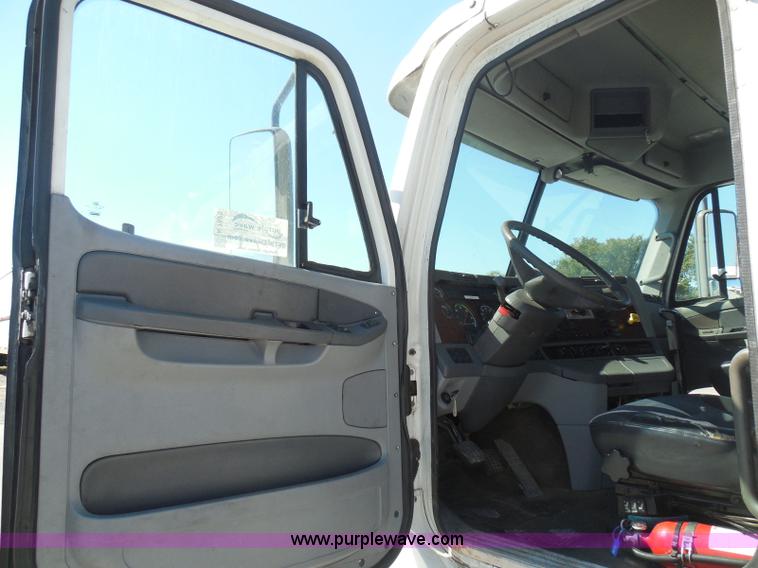 image for item K7529 2001 Freightliner CST120 crane truck