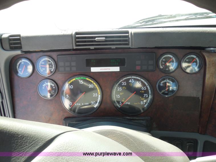 image for item K7529 2001 Freightliner CST120 crane truck