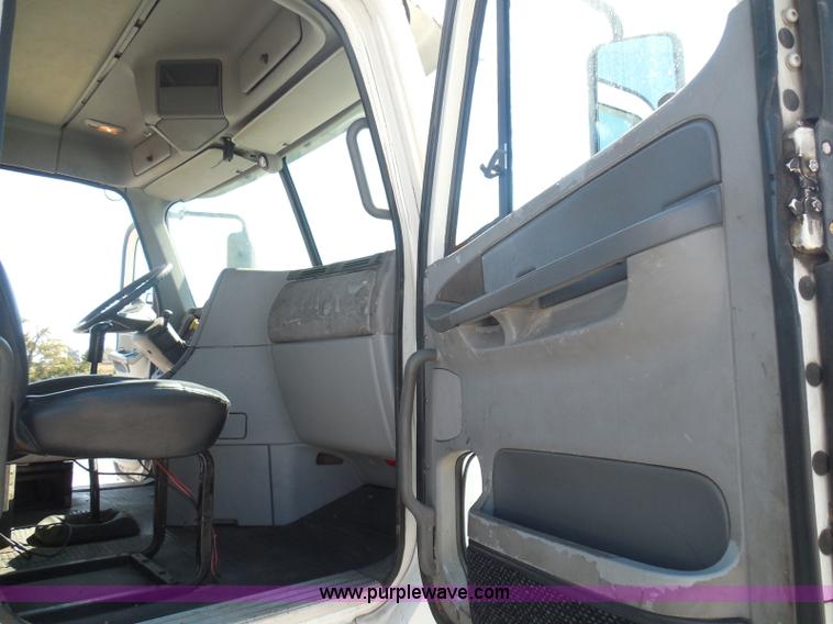 image for item K7529 2001 Freightliner CST120 crane truck