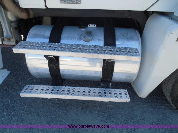 image for item K7529 2001 Freightliner CST120 crane truck