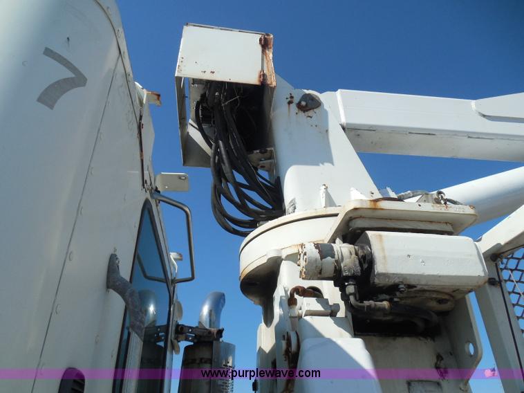 image for item K7529 2001 Freightliner CST120 crane truck