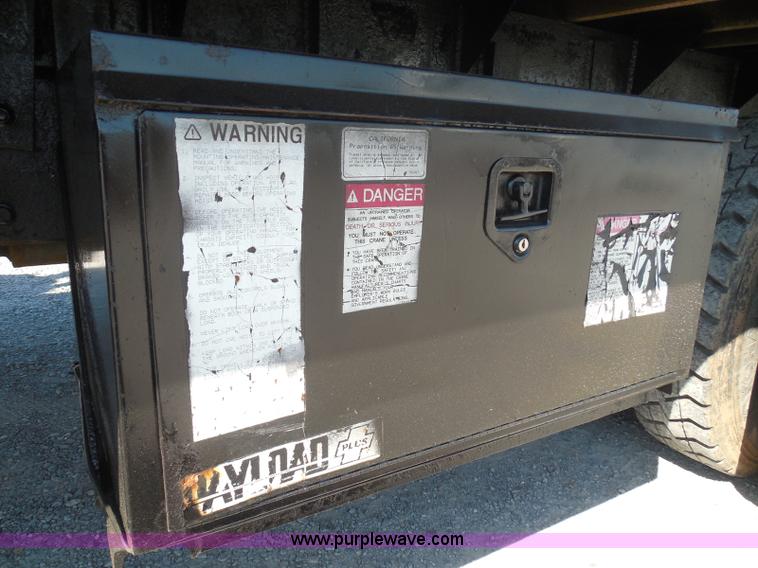 image for item K7529 2001 Freightliner CST120 crane truck