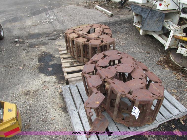 image for item L3830 Loeggering skid steer tracks