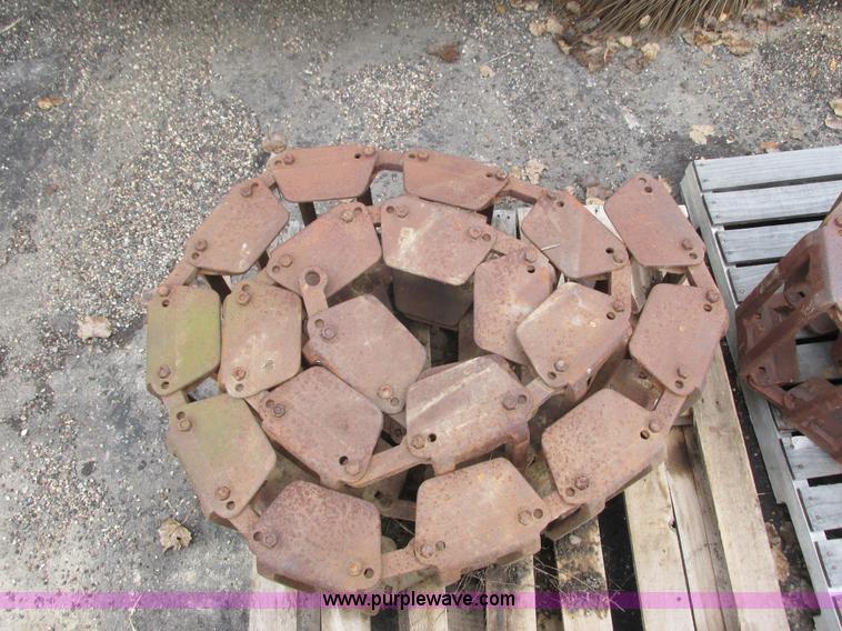 image for item L3830 Loeggering skid steer tracks