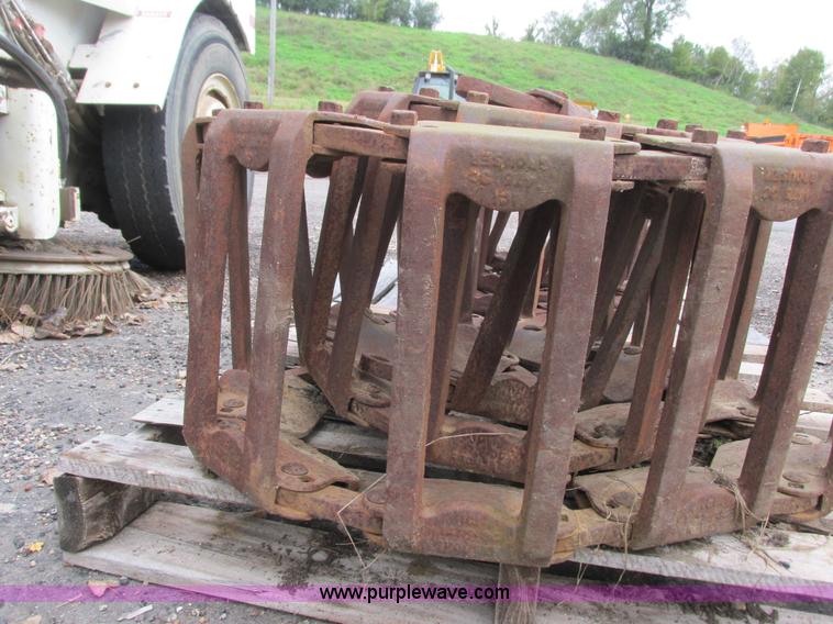 image for item L3830 Loeggering skid steer tracks