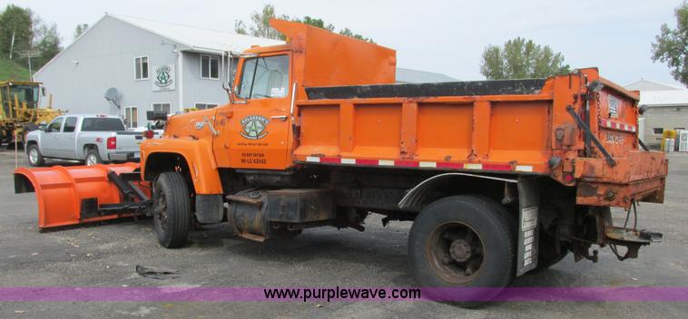 image for item L3833 1983 Ford 8000 dump truck