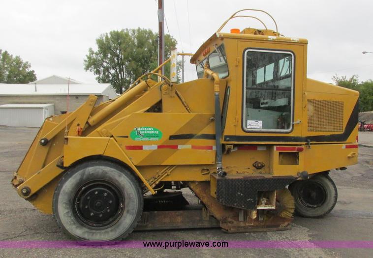 image for item L3836 1985 Athey Mobil sweeper