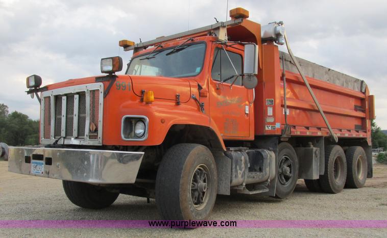 image for item L3842 1999 International 2674 dump truck