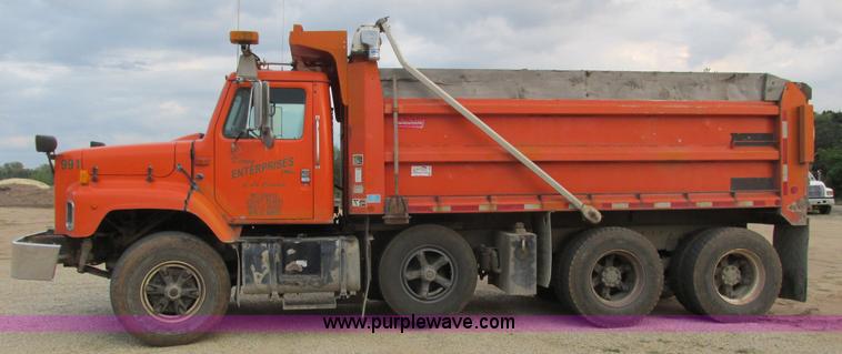 image for item L3842 1999 International 2674 dump truck