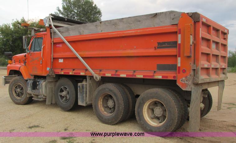 image for item L3842 1999 International 2674 dump truck
