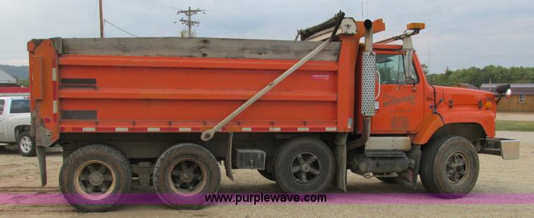image for item L3842 1999 International 2674 dump truck