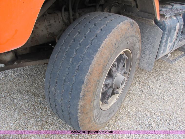 image for item L3842 1999 International 2674 dump truck